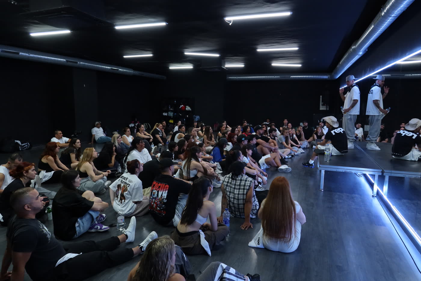 Sala llena sentada en el suelo durante la masterclass